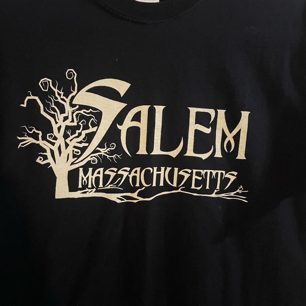 Gildan Black Salem, MA Graphic Tee size medium - Picture 3 of 6